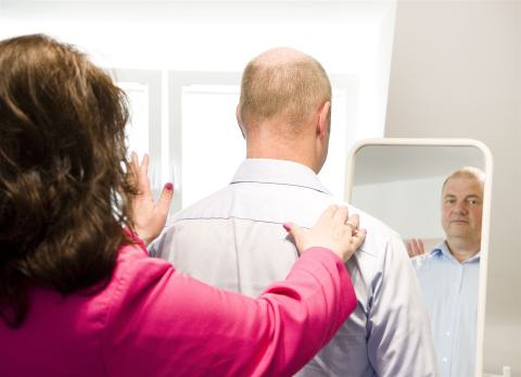 Alternierende, Bilaterale Gehirnstimulation vor dem Spiegel